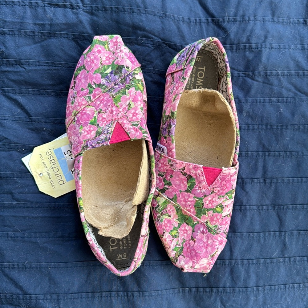 Tom’s pink floral flats size 6